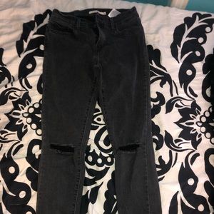 Dark grey Levi’s super skinny jeans